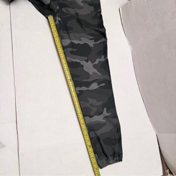 Aritzia * TNA Alix Camo High Rise Cargo Jogger Pant Grey Black Cotton EUC S - Picture 4 of 12